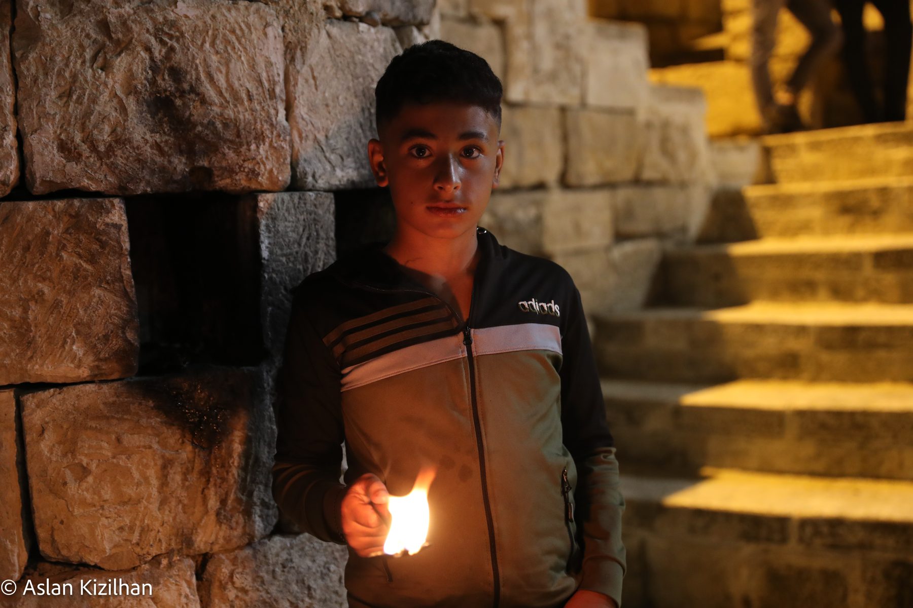 Junge bei der Zeremonie