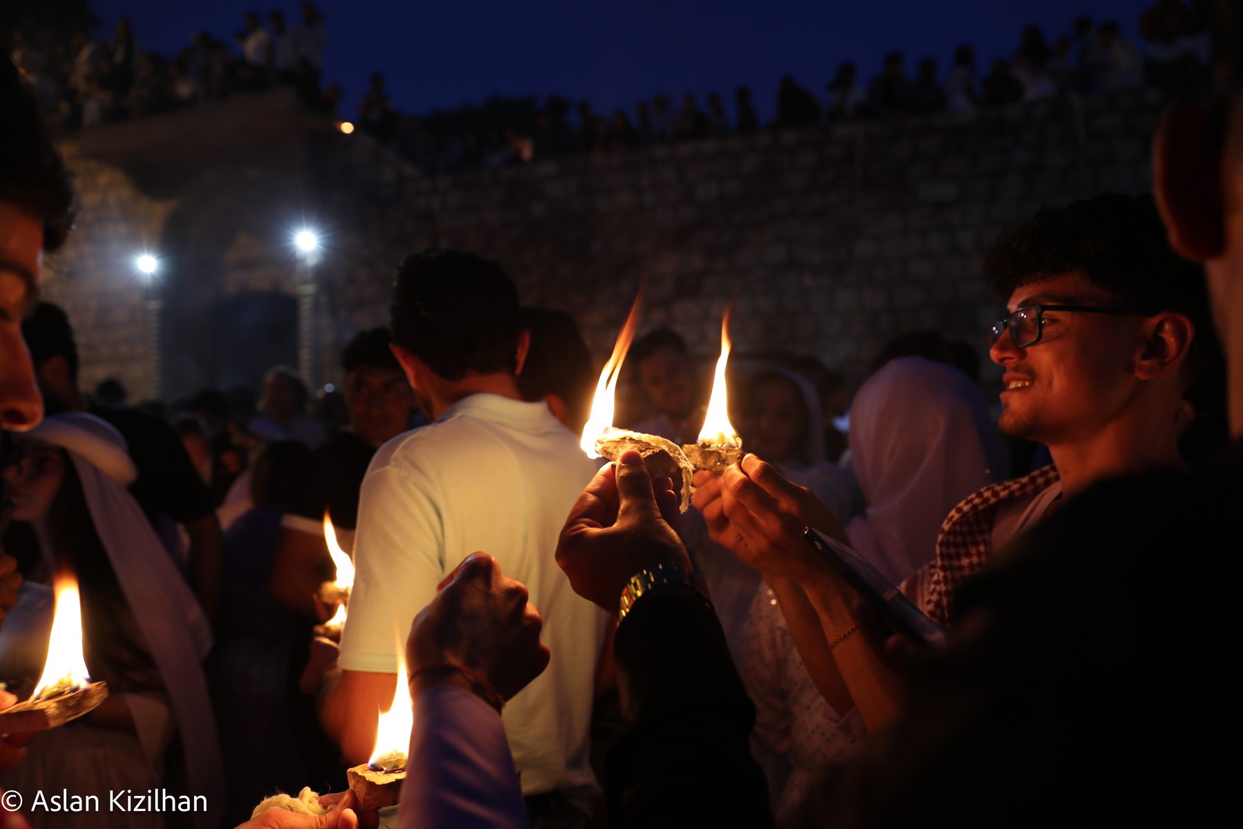 Mann entzündet das heilige Licht